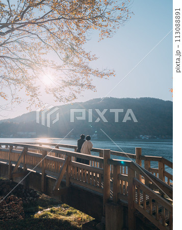 紅葉の中禅寺湖と湖面に映える景観 113088891