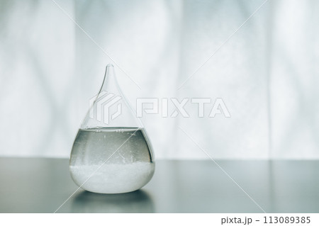 テーブルの上に置いてあるストームグラス 113089385