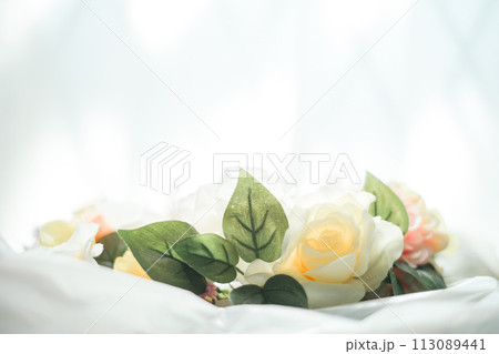 白いシーツの上に置かれた造花のブーケ 113089441