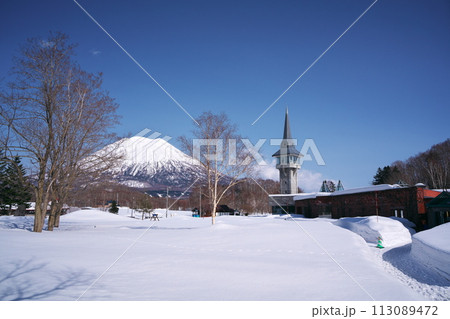 冬の有島記念館から羊蹄山を臨む 113089472