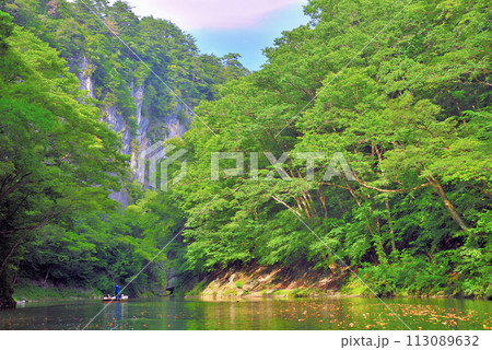 東北・猊鼻渓・舟下り・錦壁岩が映えるみちのくの風景、緑の中を進む舟下りのイメージ・岩手県一関市(7) 東北・猊鼻渓・舟下り・錦壁岩が映えるみちのくの風景、緑の中を進む舟下りのイメージ・岩手県一関市(7) 113089632