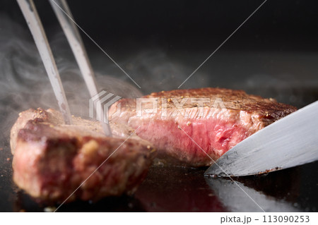 牛もも肉のステーキをカットする 牛もも肉のステーキをカットする 113090253
