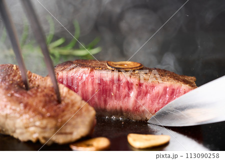 牛もも肉のステーキをカットする 牛もも肉のステーキをカットする 113090258