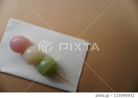 お皿に乗った三色団子 113090932