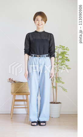 女性春服夏服のファッションコーディネート全身(縦向き) 女性春服夏服のファッションコーディネート全身(縦向き) 113090986