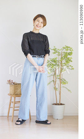 女性春服夏服のファッションコーディネート全身（縦向き） 113090990