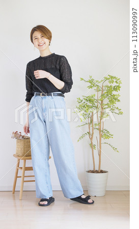 女性春服夏服のファッションコーディネート全身（縦向き） 113090997