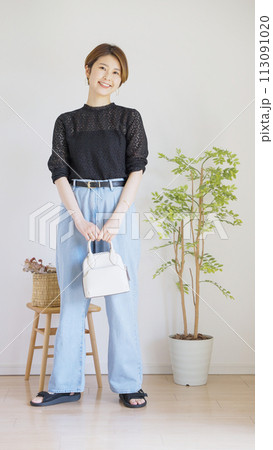 女性春服夏服のファッションコーディネート全身(縦向き) 女性春服夏服のファッションコーディネート全身(縦向き) 113091020