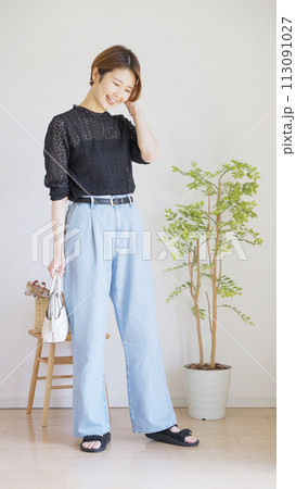 女性春服夏服のファッションコーディネート全身（縦向き） 113091027