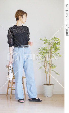 女性春服夏服のファッションコーディネート全身(縦向き) 女性春服夏服のファッションコーディネート全身(縦向き) 113091029