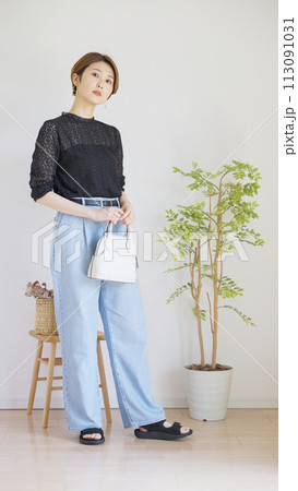 女性春服夏服のファッションコーディネート全身（縦向き） 113091031