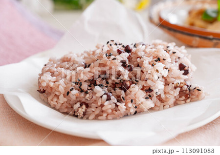 お皿に盛った赤飯のアップ 113091088