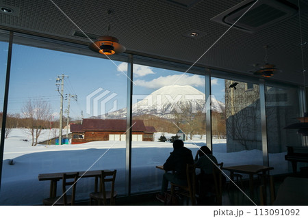 冬の有島記念館内の高野珈琲店から窓外の羊蹄山を臨む 冬の有島記念館内の高野珈琲店から窓外の羊蹄山を臨む 113091092