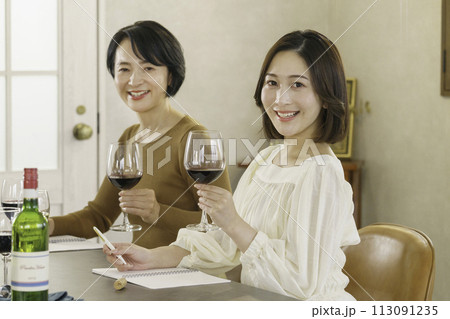ワインスクールでワインを試飲する2人の女性 113091235