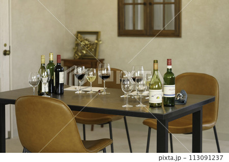 ワインスクール　ワインとワイングラスの乗ったテーブル 113091237