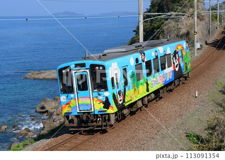 肥薩おれんじ鉄道　東シナ海背景に走る　くまモン　青　虹ラッピング　薩摩大川～西方 113091354