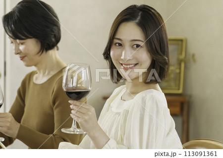 ワインを手に持つ若い女性 ワインを手に持つ若い女性 113091361