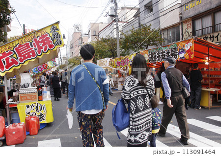 縁日の露店を楽しむ。通行止めになった道路の両サイドに並んだy屋台だ屋台で食べ歩き。家族で開放感を 113091464
