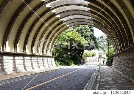 鎌倉市　巨福呂坂洞門（巨福呂坂トンネル・巨福呂坂切通し）から鎌倉方向を望む 113091849
