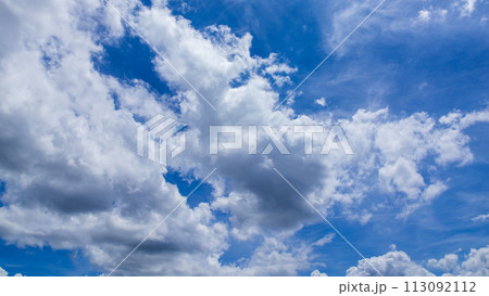 真夏の青空に流れるたくさんの雲 真夏の青空に流れるたくさんの雲 113092112