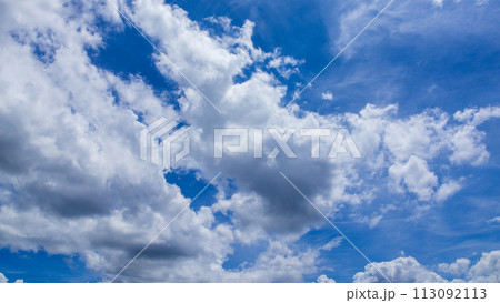 真夏の青空に流れるたくさんの雲 真夏の青空に流れるたくさんの雲 113092113