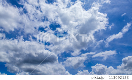 真夏の青空に流れるたくさんの雲 真夏の青空に流れるたくさんの雲 113092128