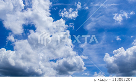 真夏の青空に流れるたくさんの雲 真夏の青空に流れるたくさんの雲 113092207