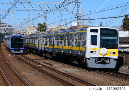 並走する都営6500形と西武6000系6117F　多摩川駅 113092303