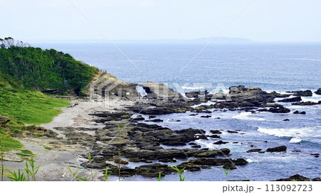 神奈川県三浦市城ケ島ハイキングコースから見える海の風景 113092723