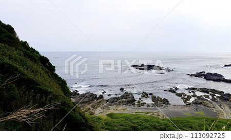 神奈川県三浦市城ケ島ハイキングコースから見える海の風景 113092725