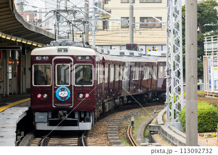【阪急伊丹線】塚口駅を発車する列車 【阪急伊丹線】塚口駅を発車する列車 113092732