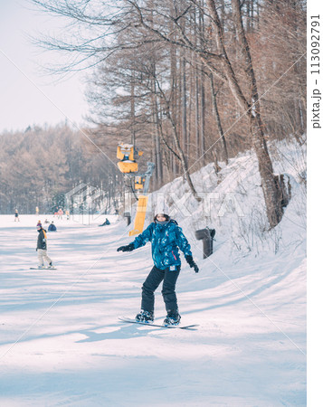 スノーボード場を楽しむ女性 スノーボード場を楽しむ女性 113092791