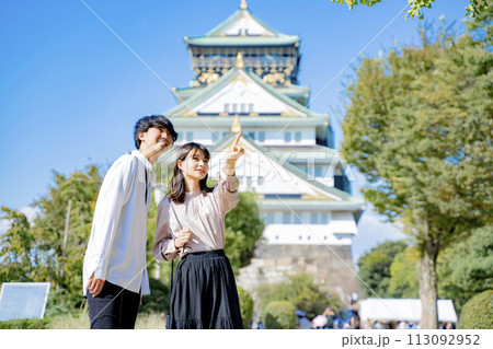 大阪城を観光するカップル　大阪 113092952