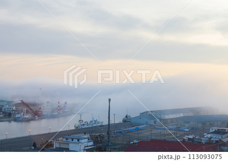 霧に包まれゆく北海道釧路の港の景色 113093075