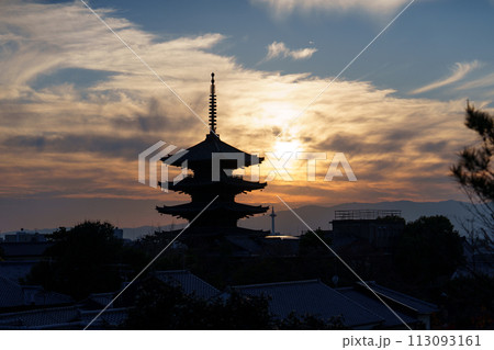 京都府　法観寺の五重塔と夕焼け 113093161
