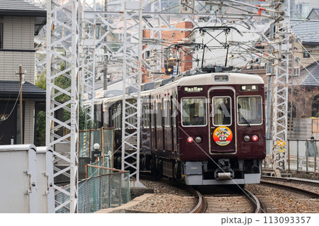 【阪急宝塚線】商店街を通過する列車 【阪急宝塚線】商店街を通過する列車 113093357