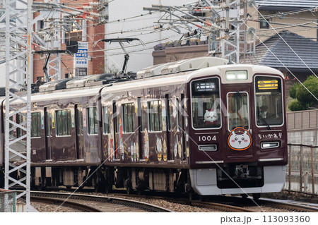【阪急宝塚線】商店街を通過する列車 【阪急宝塚線】商店街を通過する列車 113093360