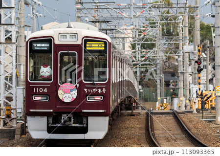 【阪急宝塚線】踏切を通過する列車 【阪急宝塚線】踏切を通過する列車 113093365