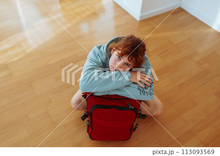 portrait attractive teenage girl with suitcase and pet cat, in an empty apartment portrait attractive teenage girl with suitcase and pet cat, in an empty apartment 113093569