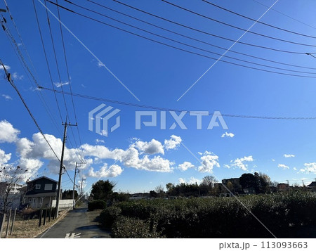 晴れた日の空と雲 113093663