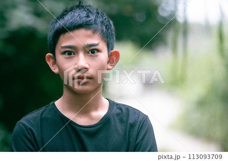 目をぱっちり開く男性 113093709