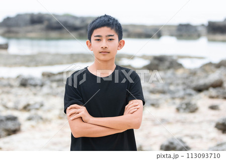 海岸で腕をむ男性 海岸で腕をむ男性 113093710