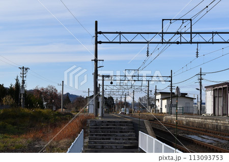 明るい陽射しが差している静かな関根駅の構内の風景 113093753