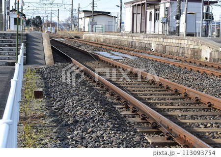 年月を感じさせるが綺麗に整備されている関根駅内の線路の風景 年月を感じさせるが綺麗に整備されている関根駅内の線路の風景 113093754