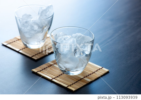 氷の入ったグラス 氷の入ったグラス 113093939