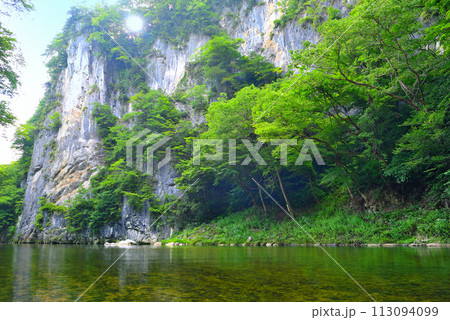 東北・猊鼻渓・舟下り・終点の船着き場の眺め、少婦岩と荘夫岩による猊鼻渓のイメージ・岩手県一関市(3) 東北・猊鼻渓・舟下り・終点の船着き場の眺め、少婦岩と荘夫岩による猊鼻渓のイメージ・岩手県一関市(3) 113094099