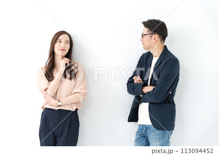 男女2人のビジネスイメージ 男女2人のビジネスイメージ 113094452