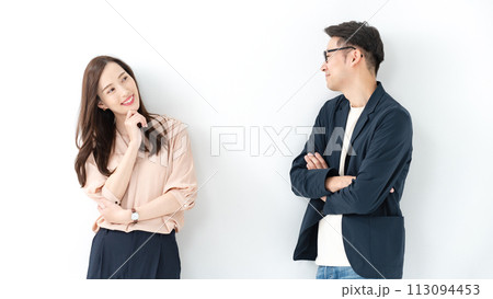男女2人のビジネスイメージ 113094453
