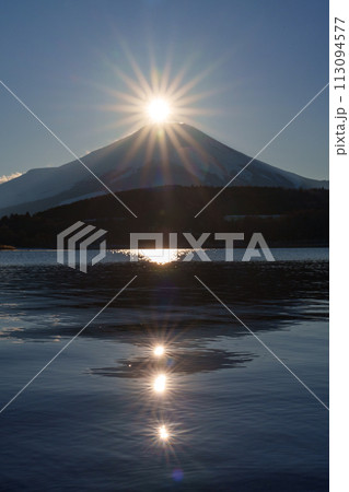 山中湖から見える夕暮れ時のダイヤモンド富士 山中湖から見える夕暮れ時のダイヤモンド富士 113094577