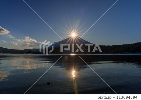 山中湖から見える夕暮れ時のダイヤモンド富士 山中湖から見える夕暮れ時のダイヤモンド富士 113094594